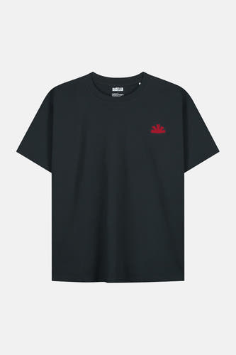 Zwart korte mouwen T-shirt van BASELAB met klein rood logo op borst, minimalistisch design, voorbeeldafbeelding front view