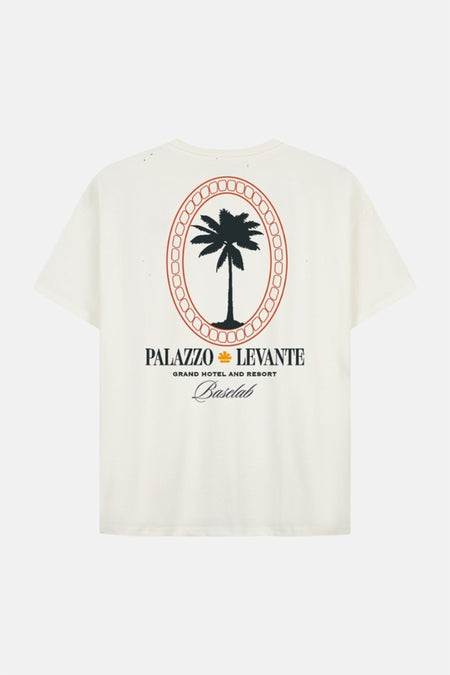 Witte korte mouwen t-shirt van BASELAB met palmboomprint in rood ovale frame en tekst Palazzo Levante, achterkant weergegeven