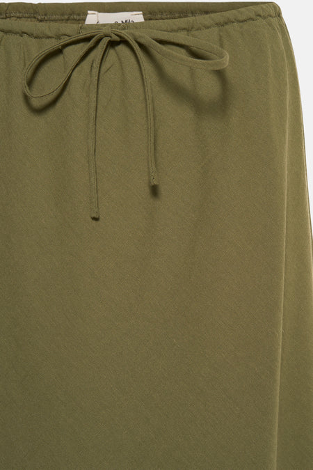 Robe longue verte de Grace & Mila, avec une ceinture à la taille.