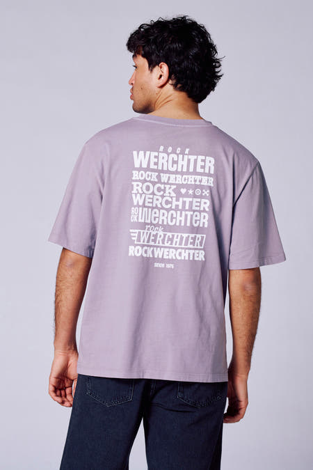 T-shirt violet à manches courtes de Rock Werchter 50, avec petit logo, associé à des shorts en denim et des baskets avec logo.