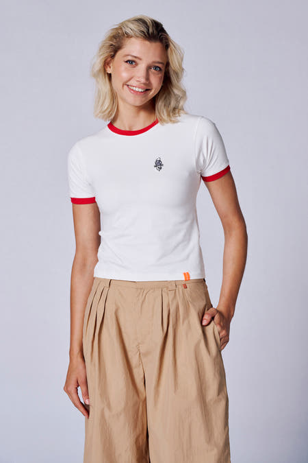 Ecru T-shirt met korte mouwen van Rock Werchter 50, met rode biezen en een kleine applicatie; gecombineerd met kaki broek.
