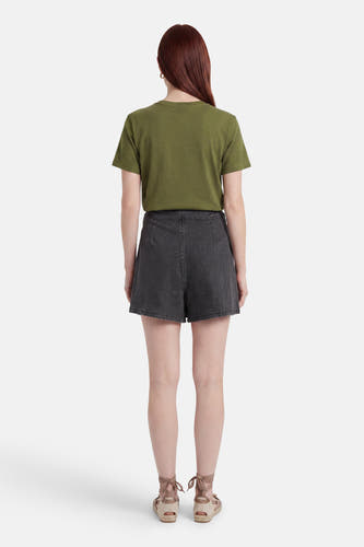 Zwarte denim skort van HAILYS, achteraanzicht gedragen met een olijfgroen T-shirt en espadrille sandalen.