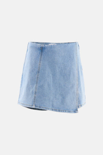 Lichtblauwe denim skort van HAILYS met zichtbare stiksels en een A-lijn model, vooraanzicht.