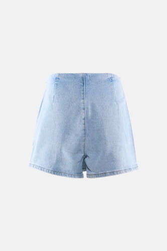 Lichte blauwe denim skort van HAILYS, achterkant met zichtbare stiksels en zomen.