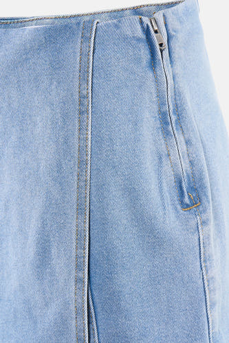 Lichtblauwe denim skort van HAILYS met een ritssluiting en contrasterende stiksels.