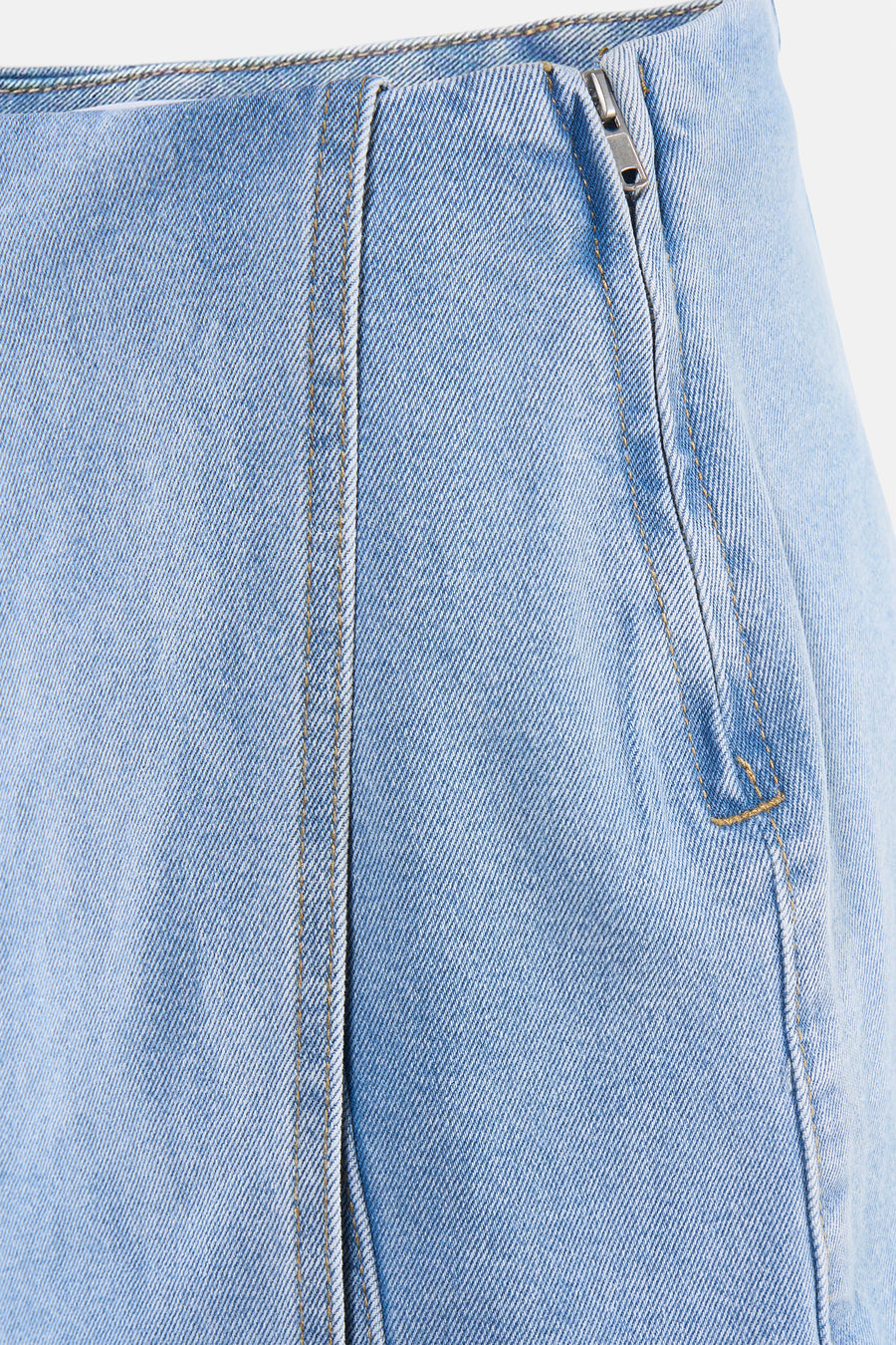 Lichtblauwe denim skort van HAILYS met een ritssluiting en contrasterende stiksels.