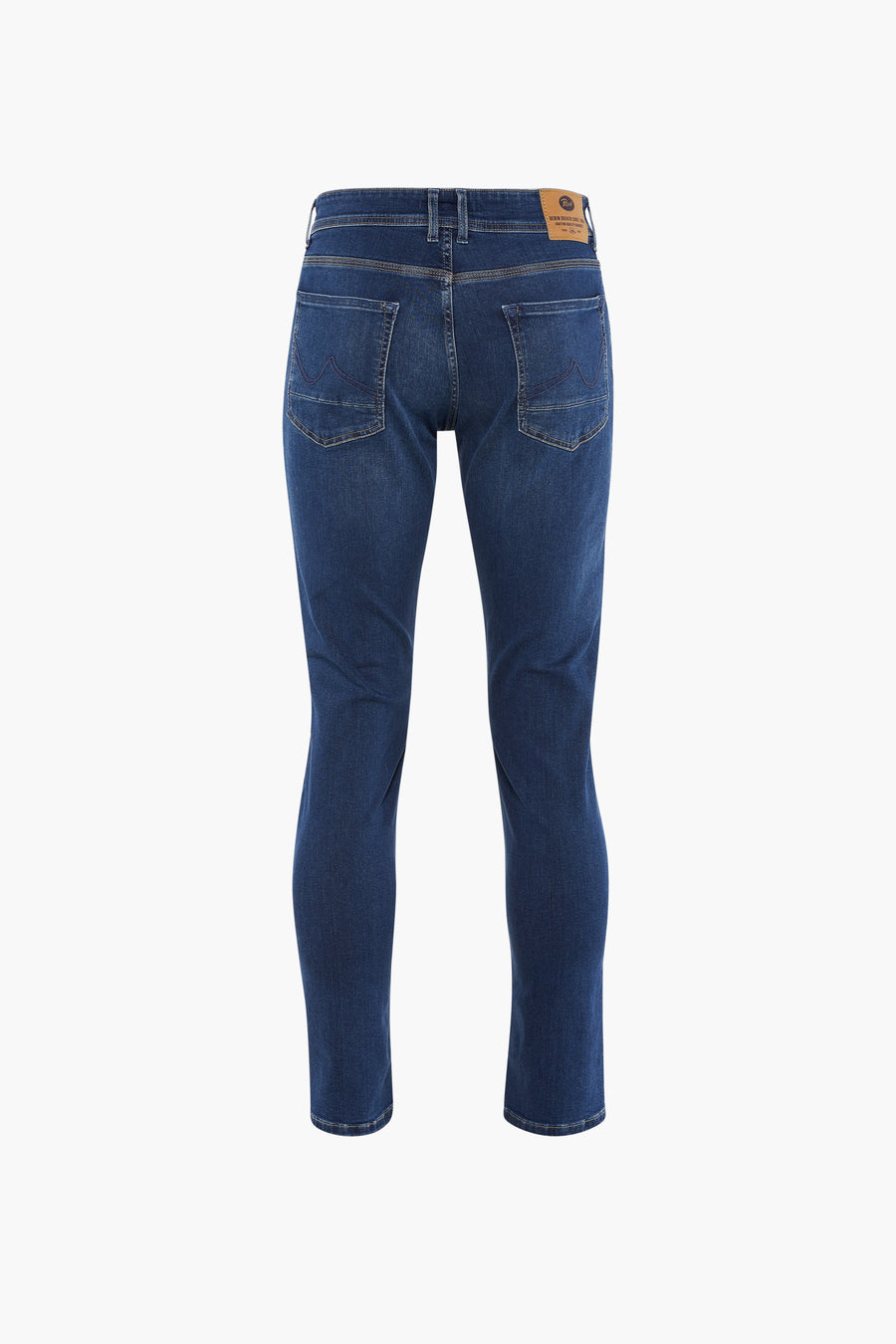 Donkerblauwe tapered jeans van Petrol Industries, met zichtbare achterzakken en een leren label op de tailleband.