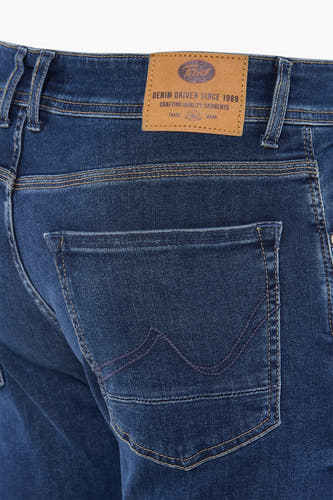 Middenblauwe tapered jeans van Petrol Industries met decoratieve stiksels op de achterzak.