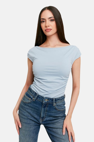 Blauw T-shirt van TALLY WEIJL, met korte mouwen en gerimpelde details, gecombineerd met jeans.
