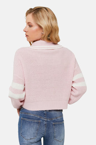 Roze vest van TALLY WEIJL, met witte strepen op de kraag en mouwen, gedragen met een spijkerbroek.

