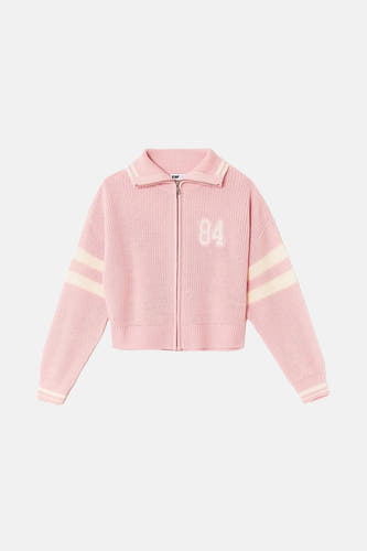 Roze cardigan van TALLY WEIJL, met een rits, witte strepen op de mouwen en het nummer 84 op de borst.