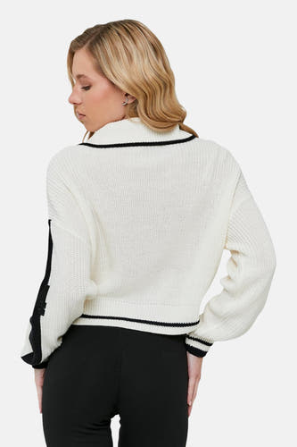 Gilet écru de TALLY WEIJL avec des rayures noires le long du col, des manches et du bas, vu sur le dos.