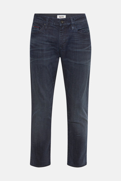 Jean slim en denim de TOMMY JEANS, avec un lavage foncé et des détails subtils.
