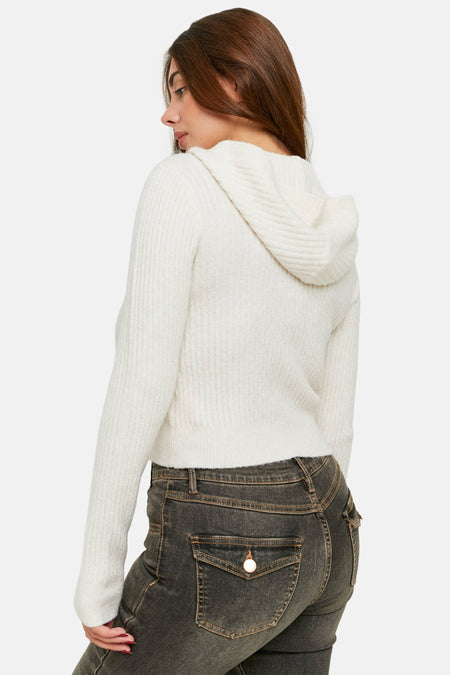 Beige vest van TALLY WEIJL, met capuchon en ribgebreide textuur, gecombineerd met een donkere jeans.
