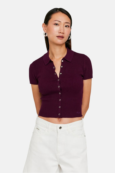 T-shirt bleu marine à manches courtes de TALLY WEIJL, avec texture côtelée et fermeture à boutons, associé à un short blanc.