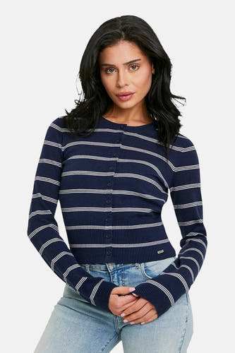 Gilet bleu de TALLY WEIJL, avec des rayures blanches et une fermeture à boutons, porté avec un jean.