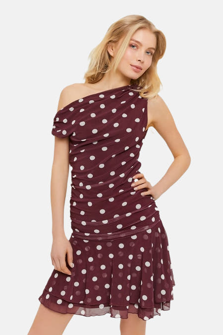 Robe bordeaux de TALLY WEIJL à pois blancs, une épaule et des volants.