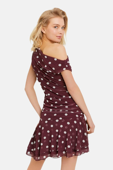 Bordeaux kleedje van TALLY WEIJL met witte stippen en off-shoulder top op model.