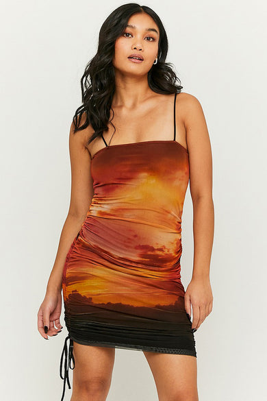 Mouwloze jurk multicolor van TALLY WEIJL, met een zonsondergang print en zwarte details.
