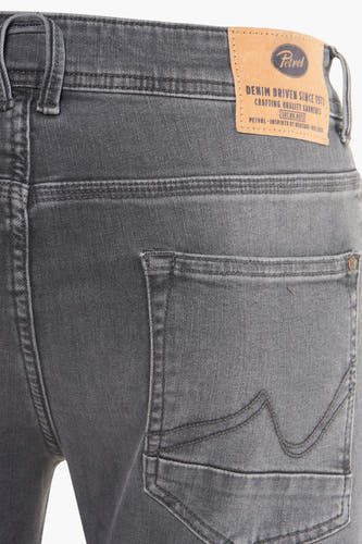 Donkergrijze slim jeans van Petrol Industries, met een vintage wassing en sierstiksels op de achterzak.