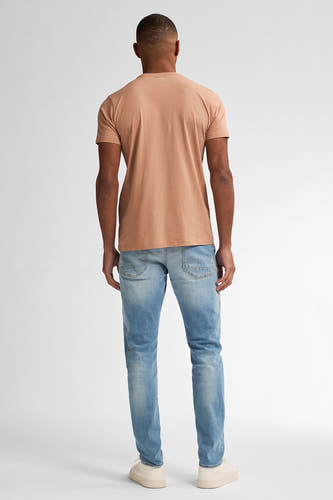 Slim fit denim jeans van Petrol Industries, gezien van achteren, met lichtblauwe wassing.

