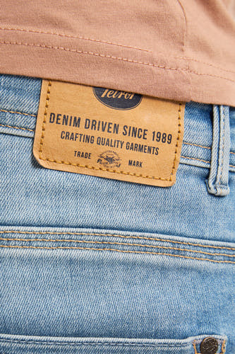 Slim fit jeans van denim door Petrol Industries, detailopname van label en stiksels.