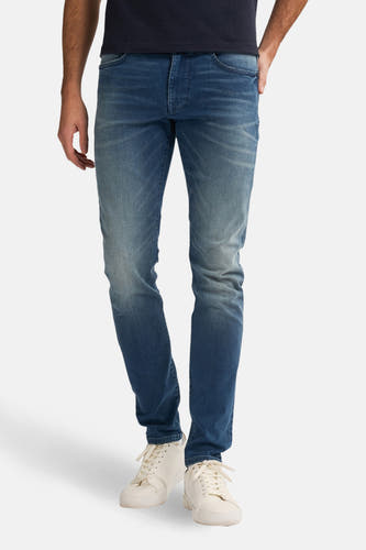 Slim fit jeans van blauw denim van Petrol Industries met witte sneakers.