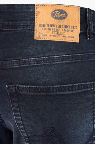 Donkerblauwe slim fit jeans van Petrol Industries, met een vintage wassing en een lederen merklabel.
