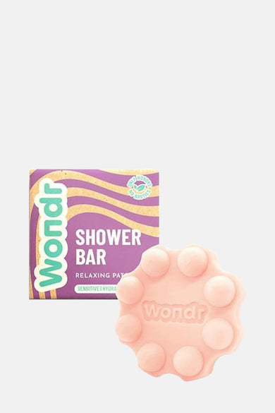 Roze douchegel van WONDR CARE met een reliëfpatroon en een zachte textuur.