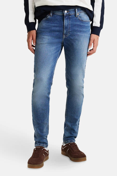 Jean skinny de TOMMY JEANS, en denim, avec un ajustement aé et une teinte bleue classique.