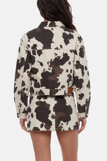 Korte jas met crème en bruine koeienprint van TALLY WEIJL, gedragen met een bijpassende minirok, achterkant.