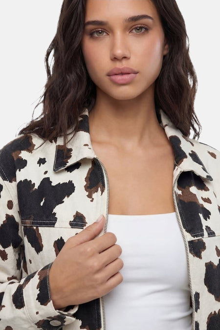 Veste courte multicolore de TALLY WEIJL à imprimé vache noir et marron, portée sur un haut blanc.