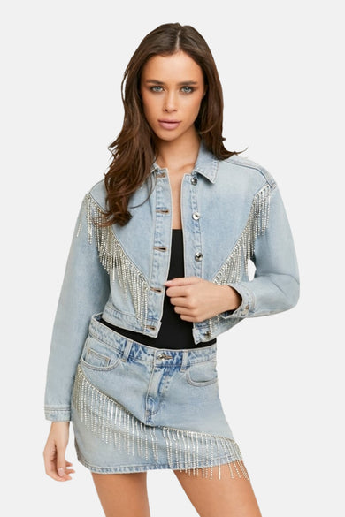 Jeansjas van lichtblauw denim van TALLY WEIJL met zilverkleurige strass franjes op de schouders en rok.

