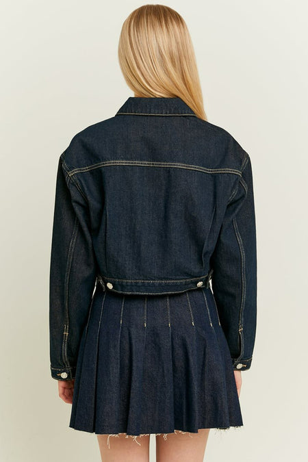 Donkerblauwe jeansjas van TALLY WEIJL, gezien van achteren, met lichtbruine stiksels en een bijpassende rok.
