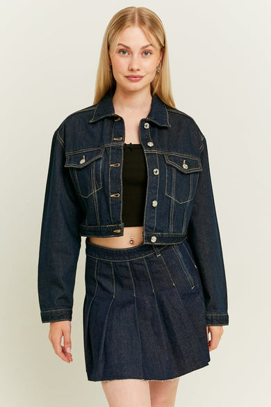 Donkerblauwe jeansjas van TALLY WEIJL, gedragen met een bijpassende rok en een zwarte crop top.