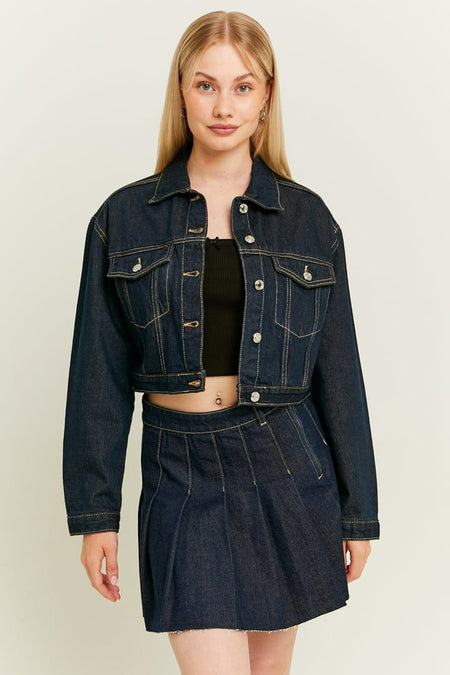 Donkerblauwe jeansjas van TALLY WEIJL, gedragen met een bijpassende rok en een zwarte crop top.