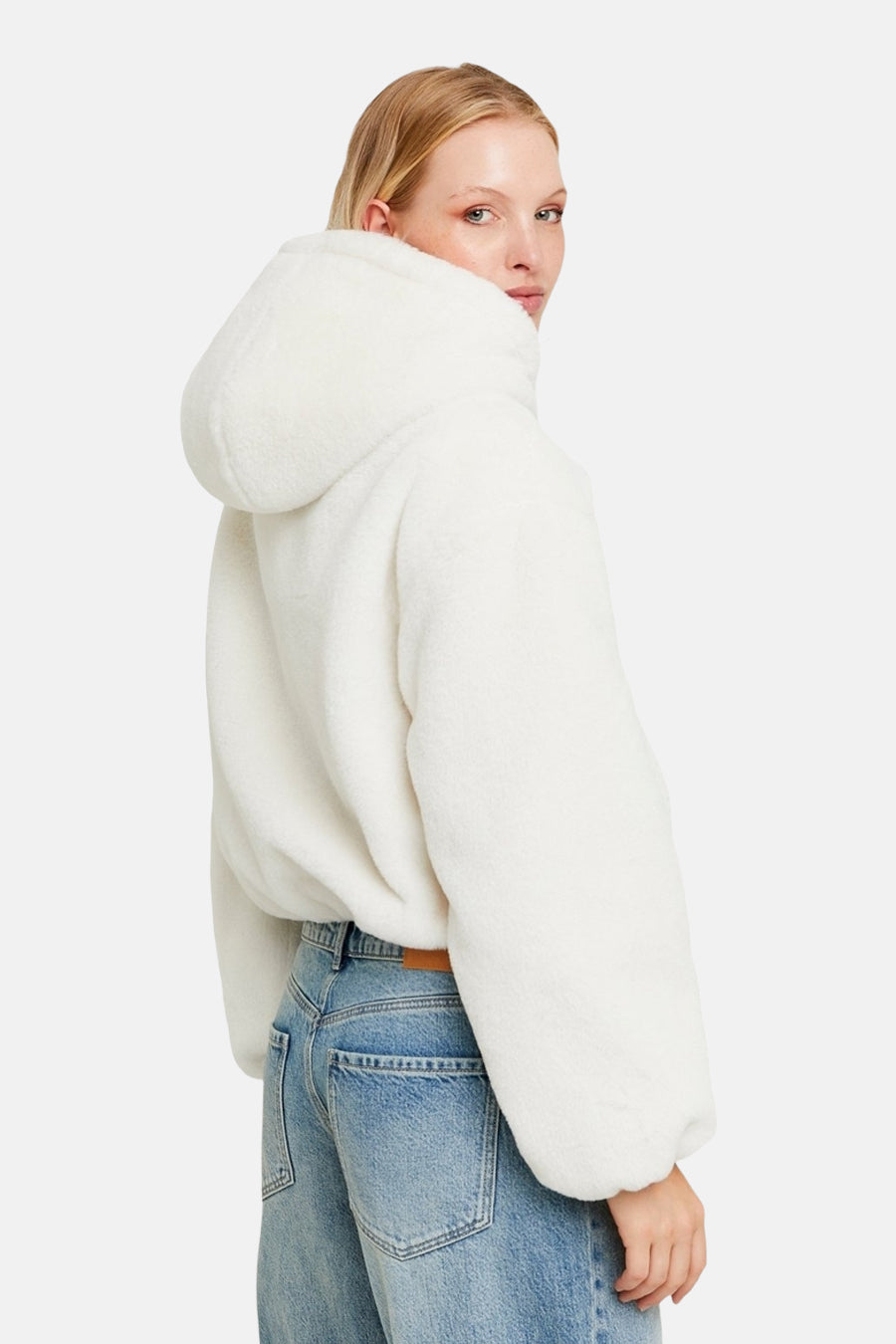 Manteau court blanc de TALLY WEIJL, avec capuche, associé à un jean.