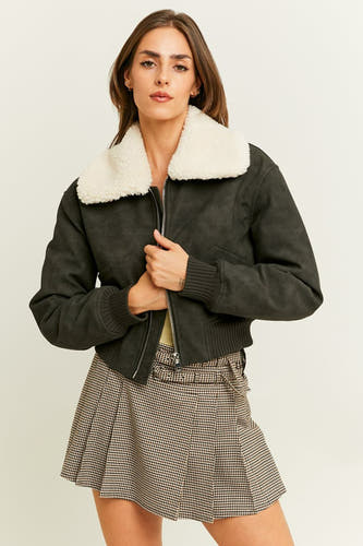 Manteau court noir de TALLY WEIJL avec une col blanc blanche et une mini-jupe à carreaux.