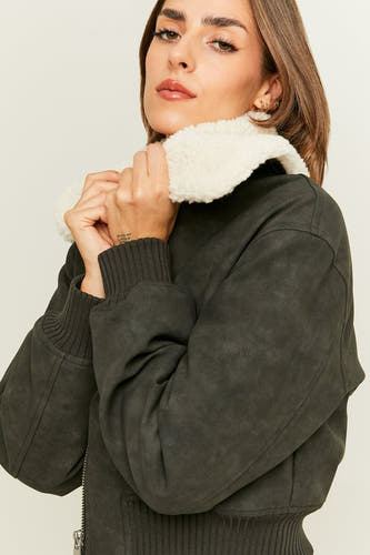 Manteau court noir de TALLY WEIJL avec une collet blanche en fourrure synthétique.