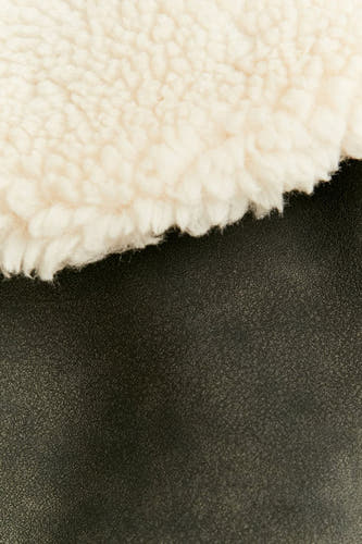 Manteau court noir de TALLY WEIJL, avec des accents de texture en laine de mouton crème.