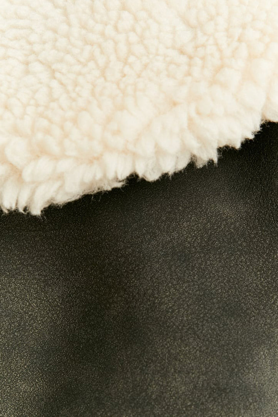 Manteau court noir de TALLY WEIJL, avec des accents de texture en laine de mouton crème.