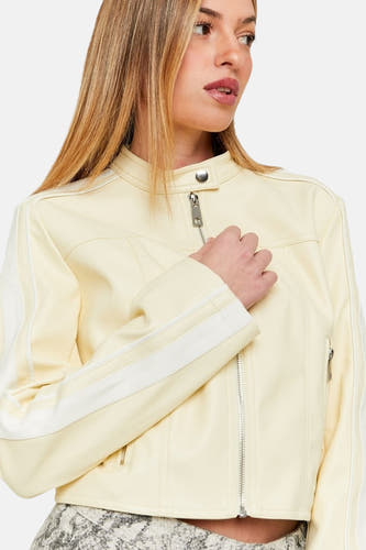 Manteau de cuir écru TALLY WEIJL avec des rayures blanches sur les manches et une fermeture éclair argentée.