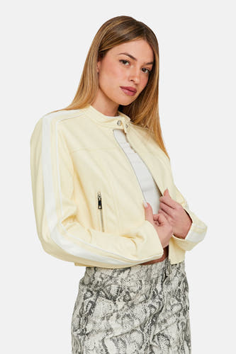 Manteau de cuir écru TALLY WEIJL, avec des rayures blanches sur les manches et une jupe dessinée.