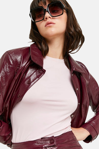 Bordeauxkleurige jas van imitatieleer van TALLY WEIJL, met glanzende textuur en knoopsluiting.