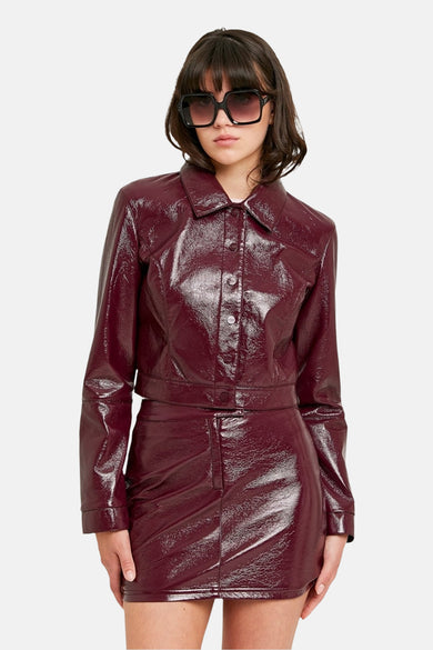 Bordeauxkleurige jas in imitatieleer van TALLY WEIJL, met een glanzende afwerking en knoopsluiting.