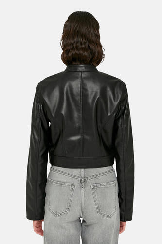 Zwarte jas in imitatieleer van TALLY WEIJL, gezien van achteren, gecombineerd met een grijze jeans.
