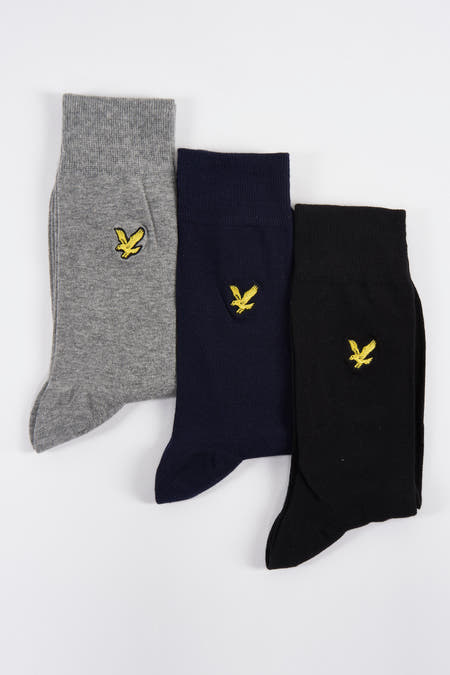 Chaussettes grises, bleues marine et noires de Lyle & Scott, avec un aigle doré brodé.