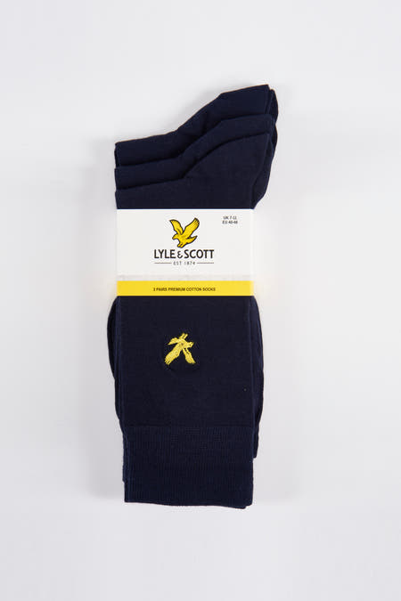 Chaussettes bleues de LYLE & SCOTT, liées avec un ruban papier jaune comportant le logo et l'information du taille.