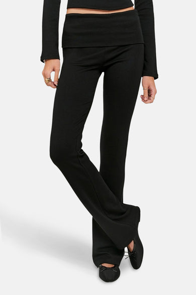 Zwarte broek van TALLY WEIJL, met uitlopende pijpen en een aansluitende pasvorm, gestyled met een top.
