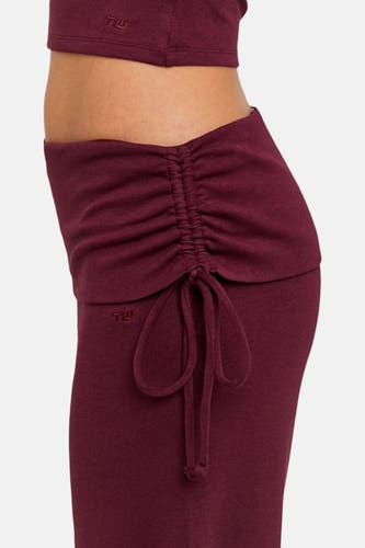 Bordeaux joggingbroek van TALLY WEIJL, zijzicht met gerimpeld zijdetail, strikbandjes en TW logo.
